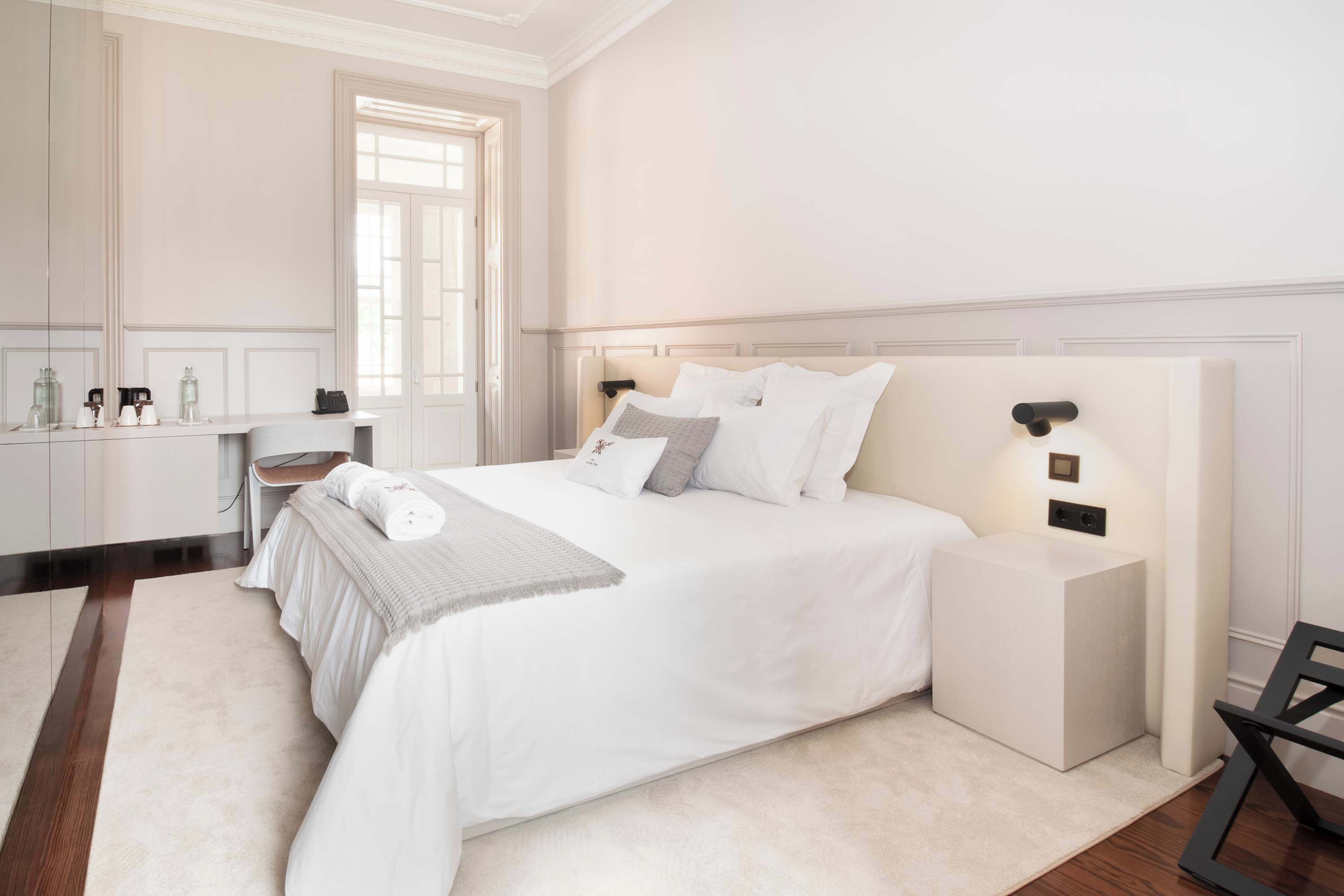 Cuna de viaje, wifi y ropa de cama 