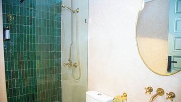 Premium-værelse | Badeværelse | Hårtørrer, håndklæder, Sæbe, Shampoo