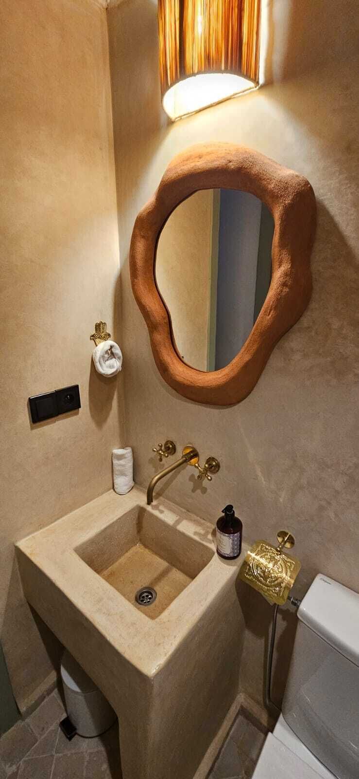 Secador de pelo, toallas, jabón, shampoo