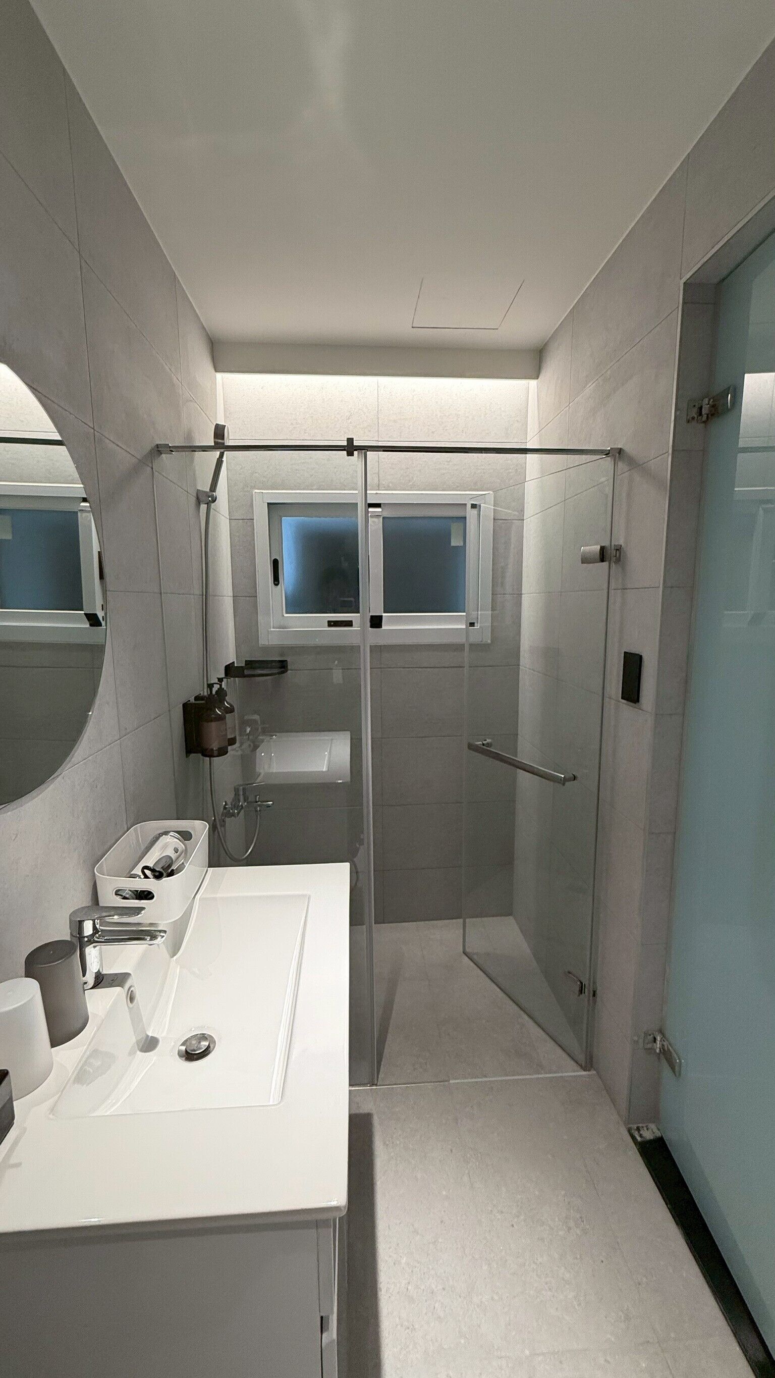Basic Double Room | Bathroom | Shower, rainfall showerhead, hair dryer, towels