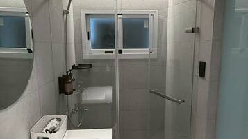 Basic Double Room | Bathroom | Shower, rainfall showerhead, hair dryer, towels