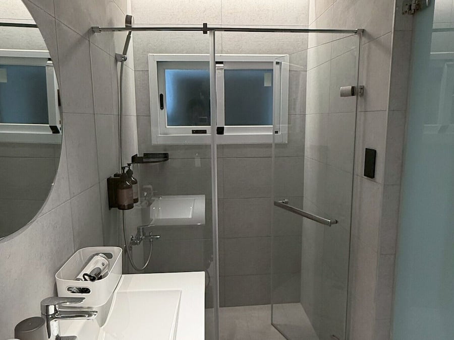 Basic Double Room | Bathroom | Shower, rainfall showerhead, hair dryer, towels