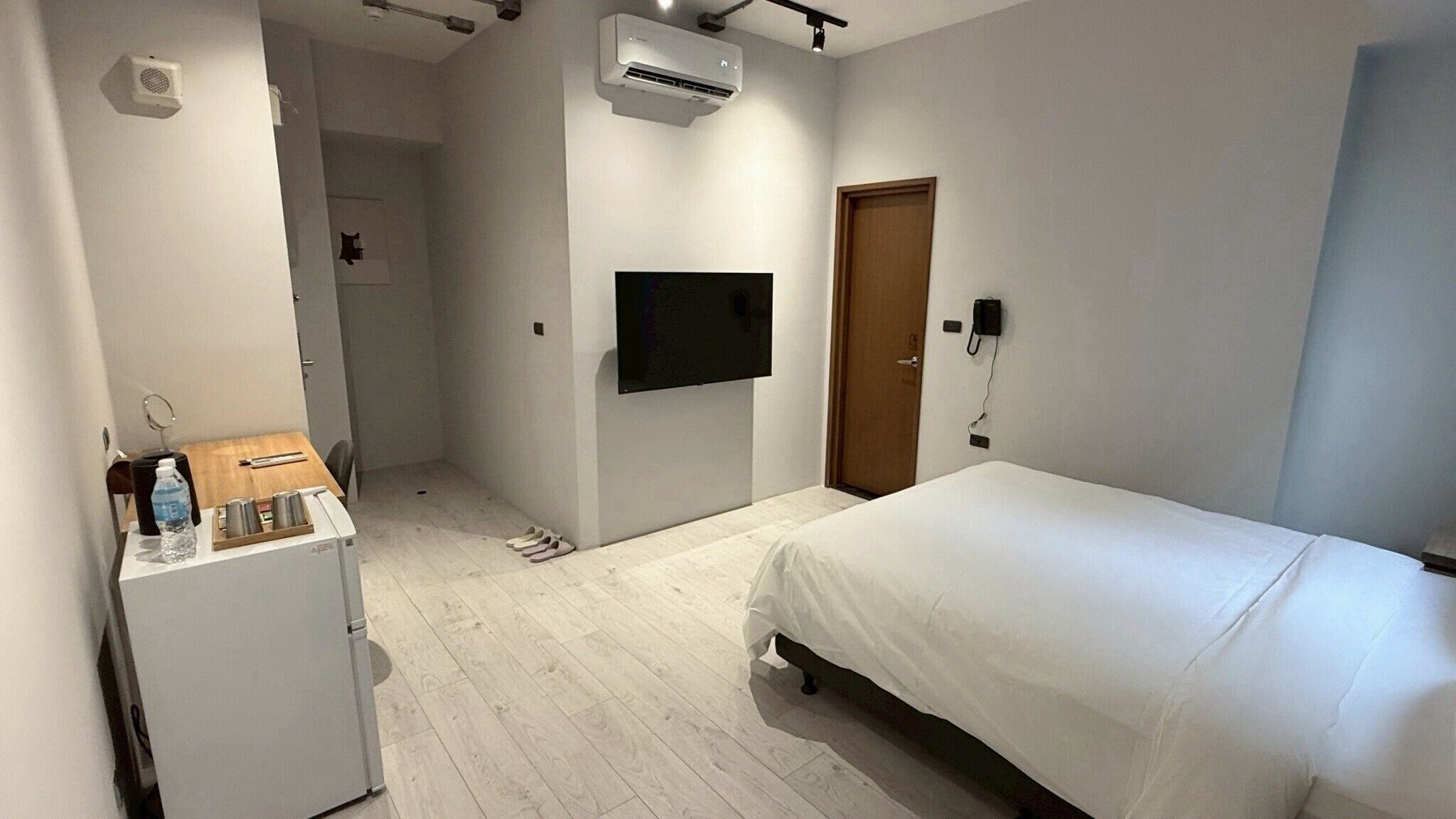 Desk, free WiFi, bed sheets