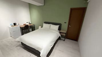 Escritorio, wifi gratis y ropa de cama
