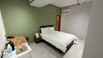 Superior Room | Desk, WiFi (free), bed sheets