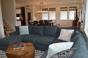 Living area - New - Salt and Sky Neskowin Coastal Retreat - one block from Neskowin Beach (Neskowin)