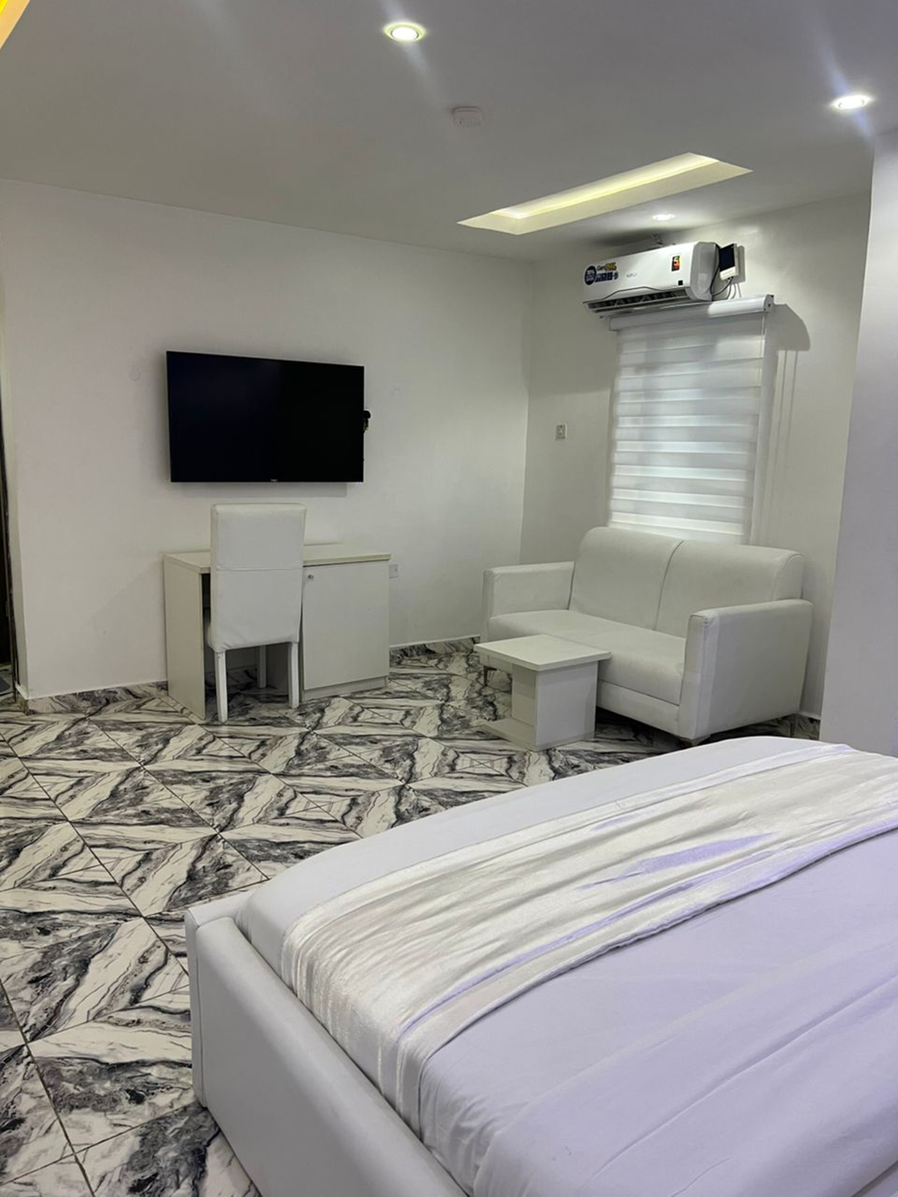 Escritorio, espacio para trabajar con laptop y cortinas blackout 