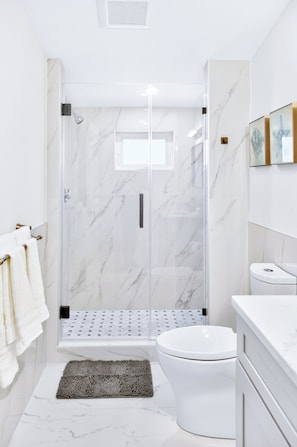 Shower, hair dryer, towels, soap - The Milton Manor 5BR 2BA - Sleeps 10 - Unit 2 - FIFA World Cup 2026 (Milton)