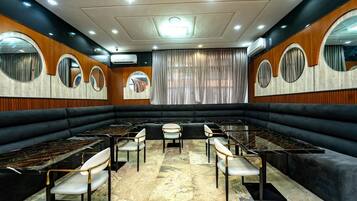 Superior Room, Balcony, City View | Dining