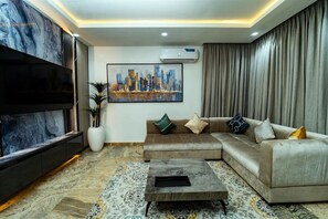 Chambre supérieure, balcon, vue sur la ville | Aire de séjour
