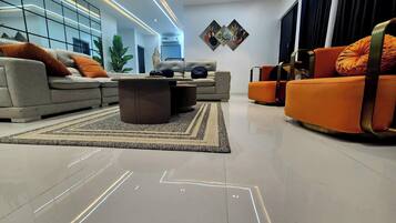 Habitación familiar, balcón, vista a la ciudad | Interior