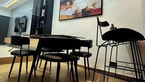 家庭客房, 露台, 城市景 | 用餐區