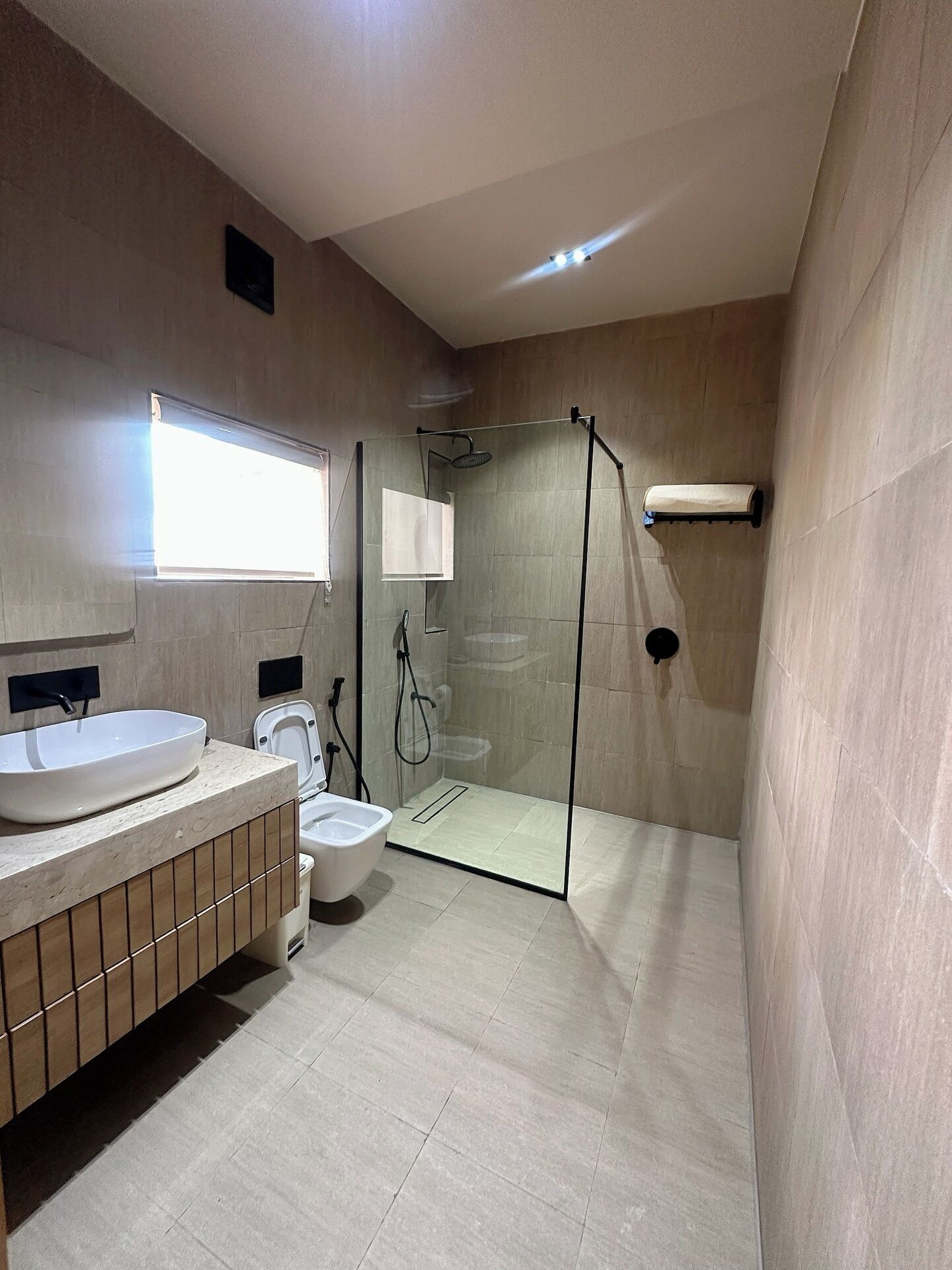 Habitación familiar, balcón, vista a la ciudad | Baño | Amenidades de baño gratuitas, toallas, jabón, shampoo 