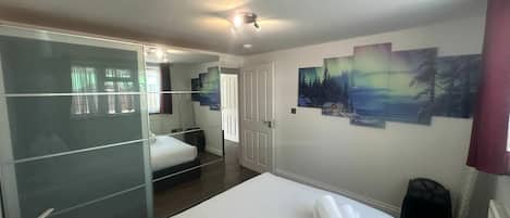 Iron/ironing board, Internet, bed sheets