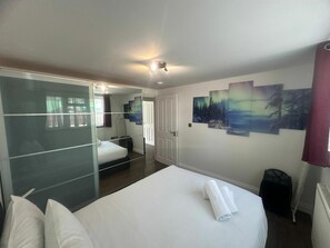 Iron/ironing board, internet, bed sheets - Modern 2 BDR APT Havelock Road UB2 (Greater London)