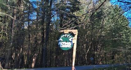 Cozy 4 person cabin with all amenities for a camp ground sportsman vacation