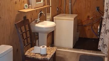 Asciugacapelli, asciugamani, sapone, carta igienica