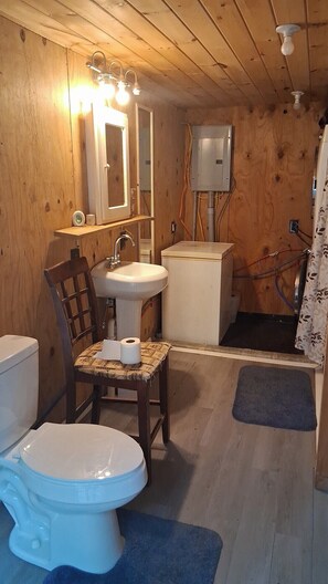 Haartrockner, Handtücher, Seife, Toilettenpapier