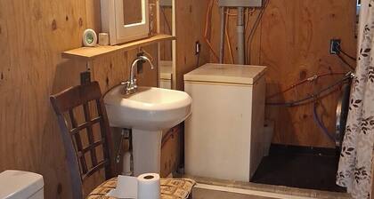 Cozy 4 person cabin with all amenities for a camp ground sportsman vacation