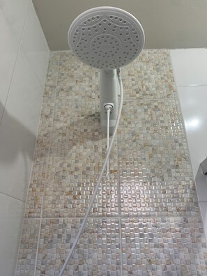 A shower with a mosaic tile wall and a white ceiling. - Suite with air conditioning and mini-bar next to Beto Carrero World (Penha)