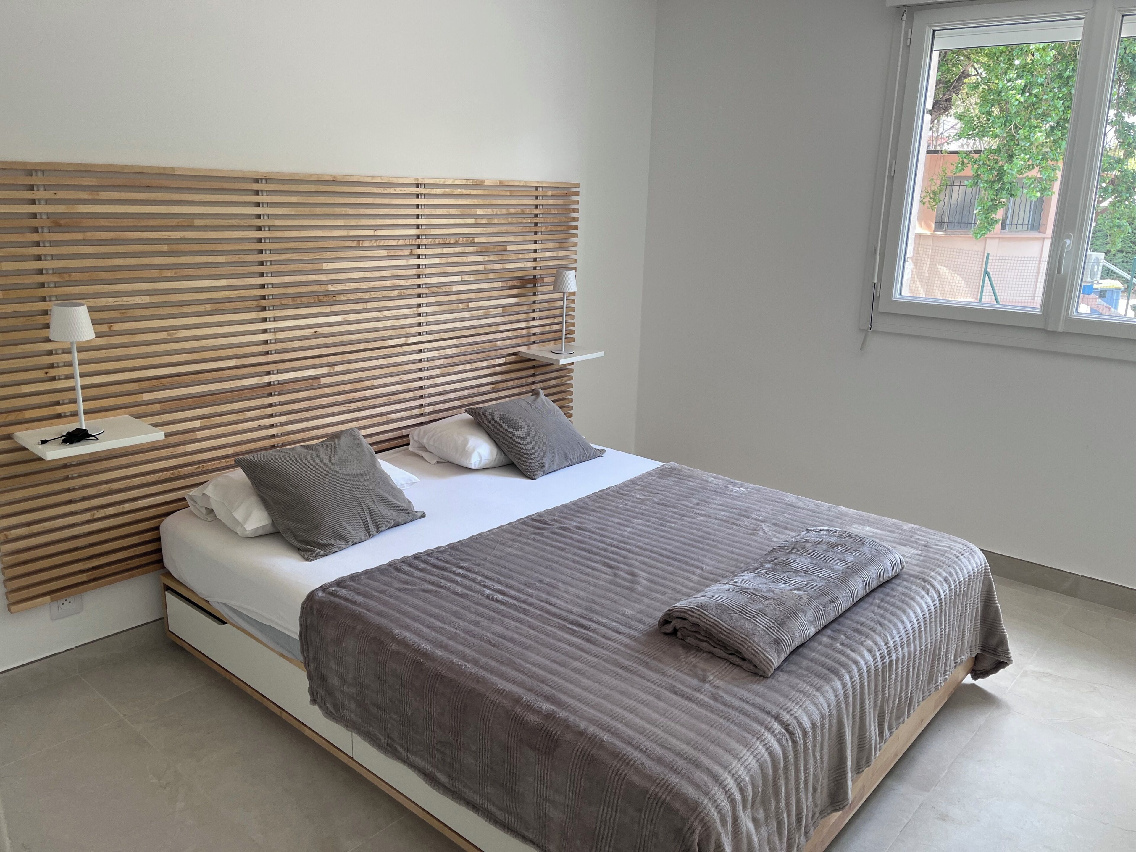 Tabla de planchar con plancha, acceso a internet y ropa de cama 