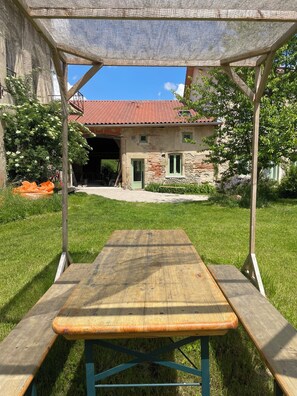 Outdoor dining - Vrbo Property (Chatte)