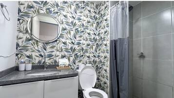 Secador de cabelo, toalhas de banho, sabonete, papel higiênico
