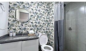 Haartrockner, Handtücher, Seife, Toilettenpapier
