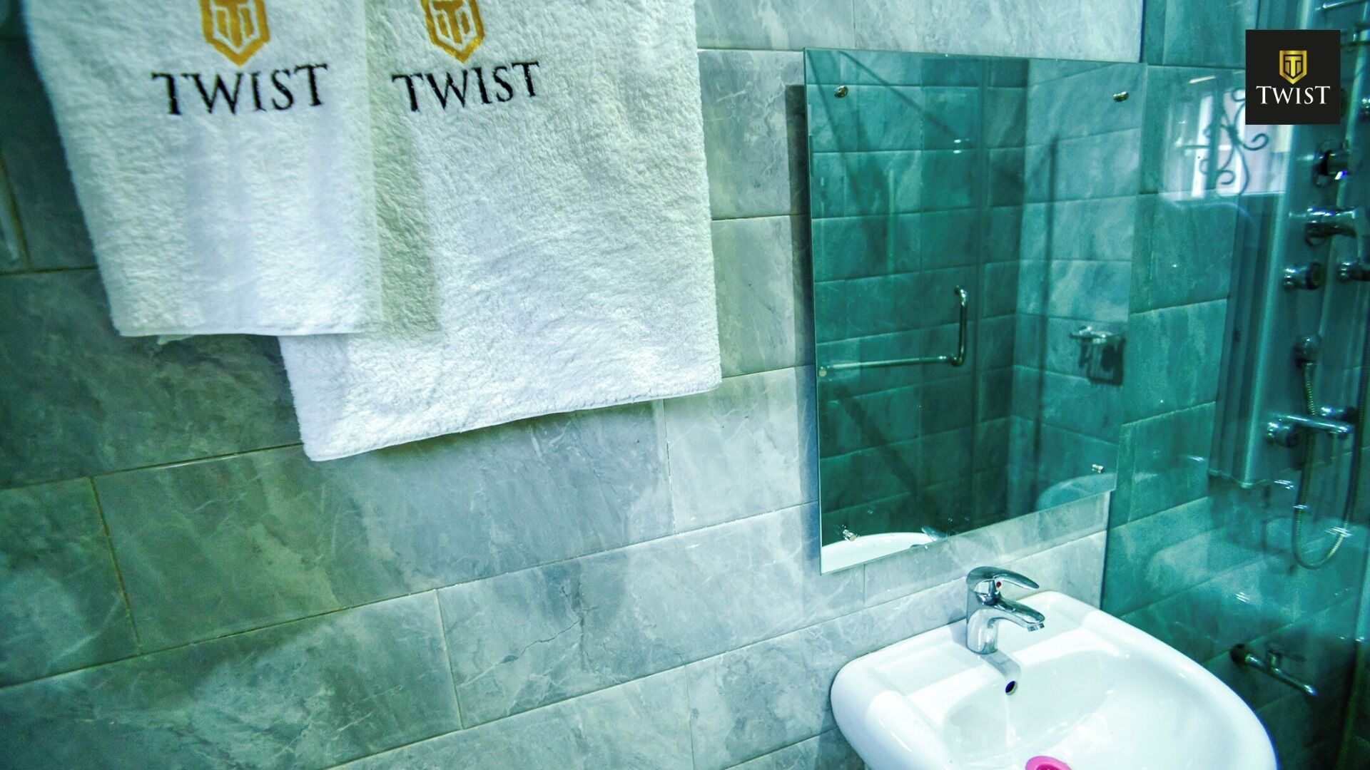 Chambre Confort, balcon, vue ville | Salle de bain | Serviettes fournies, savon, shampoing, papier toilette