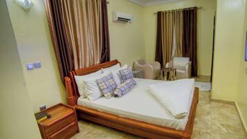 Comfort Room, Balcony, City View | Desk, laptop workspace, blackout drapes, soundproofing