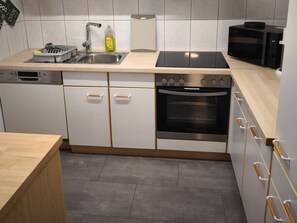 Kühlschrank, Mikrowelle, Ofen, Herdplatte