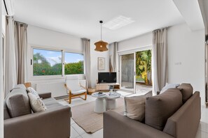 TV, books - Marevista Villa - Private Pool / Seaview (Protaras)