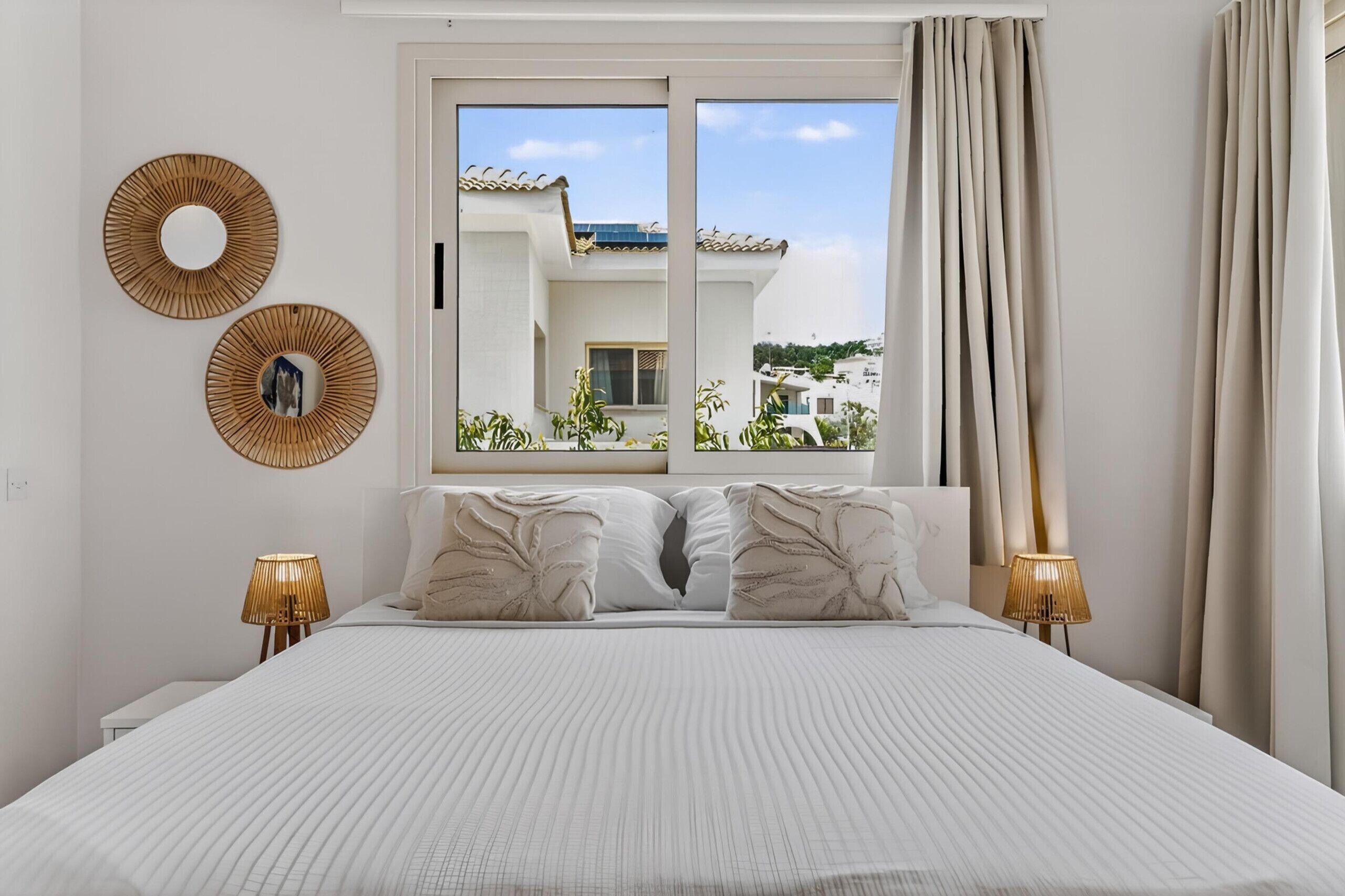 Tabla de planchar con plancha, wifi gratis y ropa de cama 