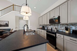 Fridge, microwave, oven, stovetop - 4BR Near the Ark Encounter (Dry Ridge)