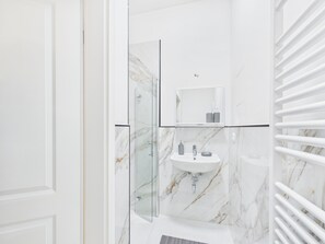 Shower, towels, soap, toilet paper - Vrbo Property (Görlitz)