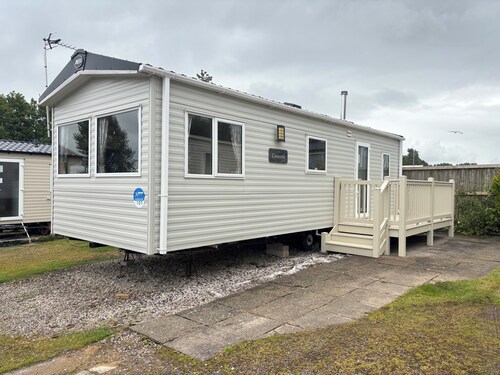 Cozy Caravan With Decking and Parking