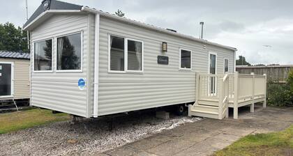 Cozy Caravan With Decking and Parking
