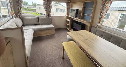 Caravan Sleeps 5 - Decking, Parking, Pet Friendly