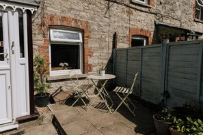 Outdoor dining - Charming 2-bedroom cottage with countryside views (Weymouth)
