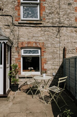 Outdoor dining - Charming 2-bedroom cottage with countryside views (Weymouth)
