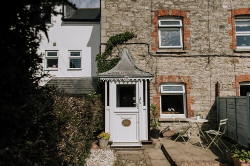 Charming 2-bedroom cottage with countryside views