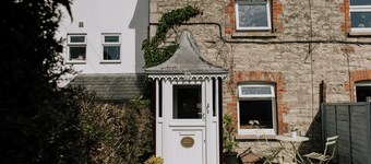Charming 2-bedroom cottage with countryside views