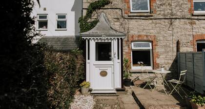 Charming 2-bedroom cottage with countryside views