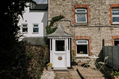 Charming 2-bedroom cottage with countryside views