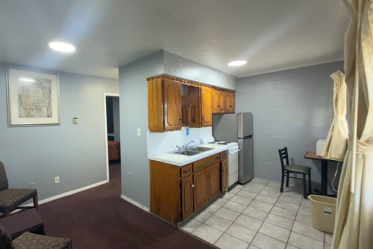 Deluxe Studio | Laptop workspace, free WiFi