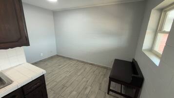 Espacio para trabajar con laptop y wifi gratis