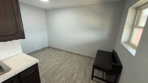 Estudio Deluxe, 2 camas Queen size, para no fumadores, cocineta | Espacio para trabajar con laptop y wifi gratis 
