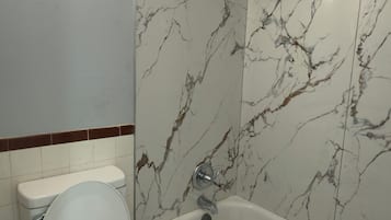 Amenidades de baño gratuitas, toallas, jabón, shampoo