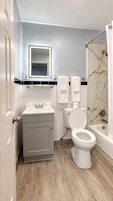 Un baño con inodoro, lavabo y bañera.