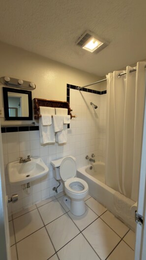 Eenvoudige eenpersoonskamer | Badkamer | Gratis toiletartikelen, handdoeken, zeep, shampoo